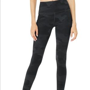 Alo Yoga Black Camo High-Waist Vapor Legging
